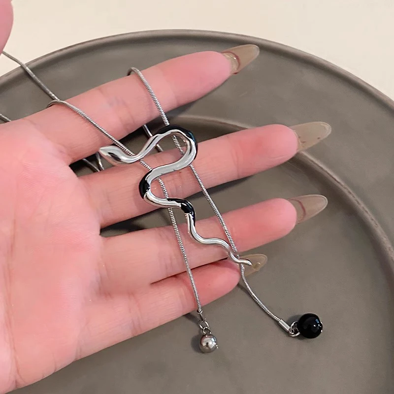 Длинное ожерелье с переплетенными змеями