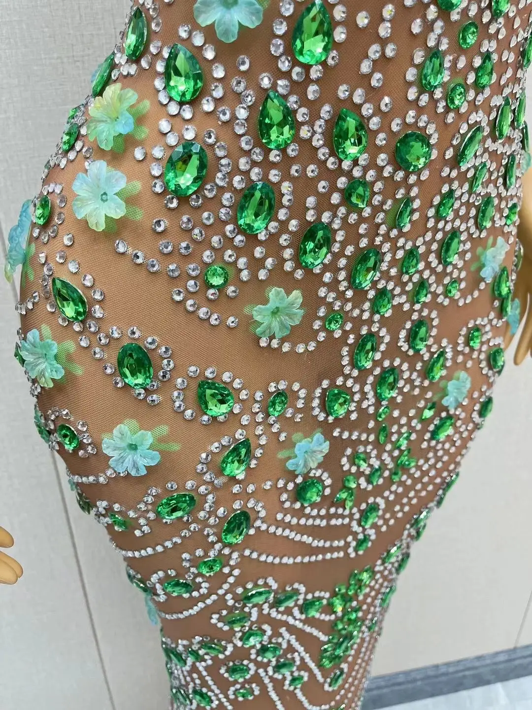 Серебристо-зеленое платье с цветами для празднования дня рождения выпускного