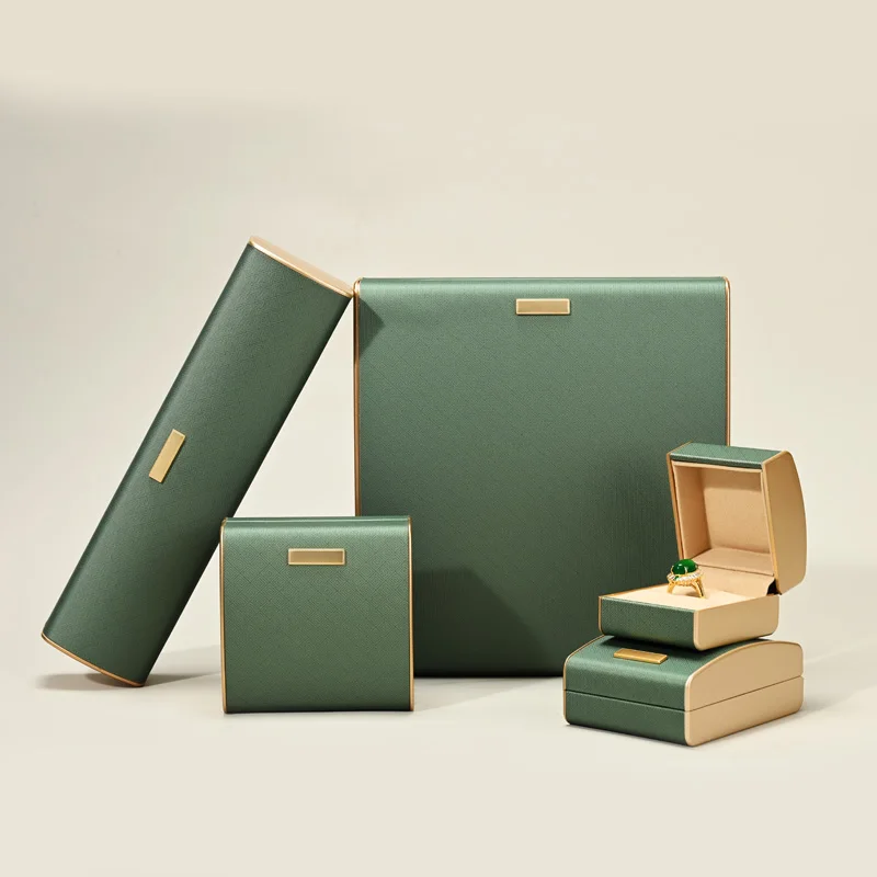 Подарочная коробка из искусственной кожи