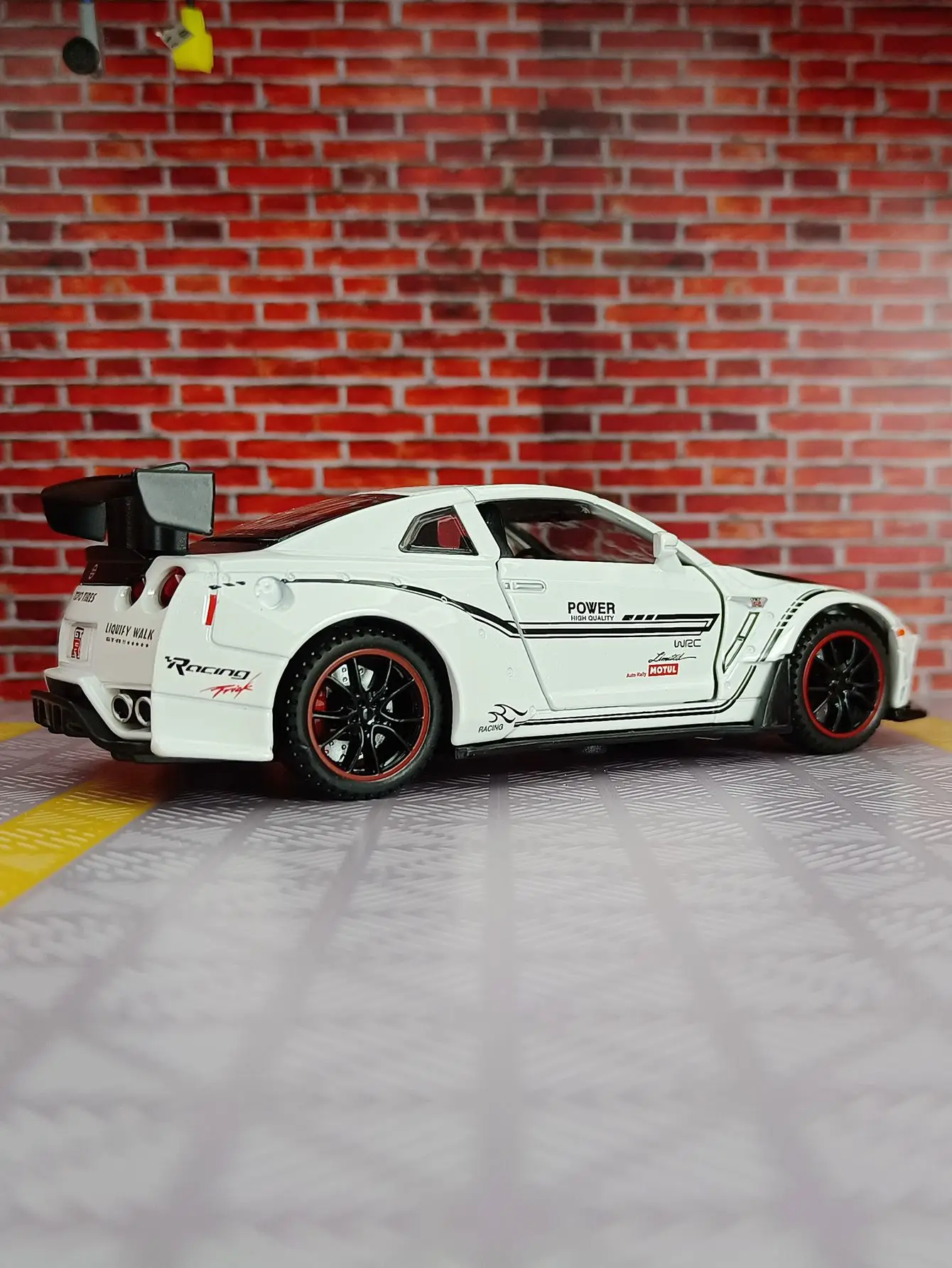 Фото Масштабная модель автомобиля Nissan GTR35 (1:32) для трека, из сплава, с открывающимися дверями, капотом и багажником, коллекционная, для декорации. №2