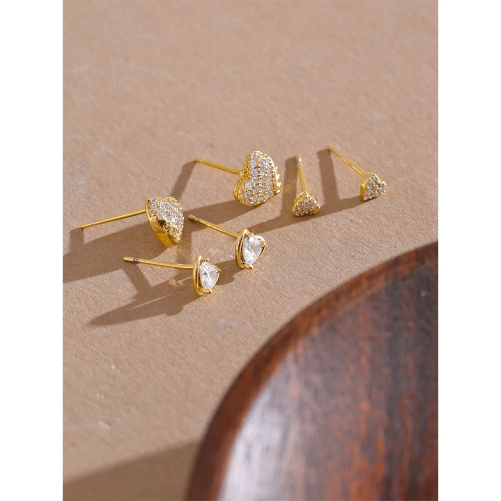 Комплект женских сережек-гвоздиков с фианитом