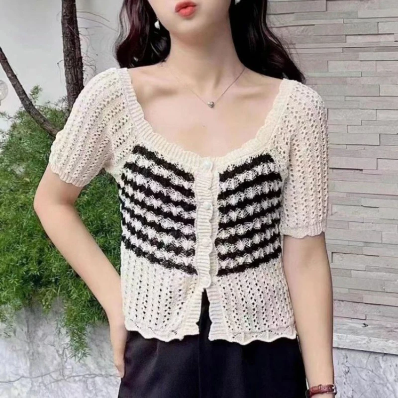 

Женская летняя блузка с квадратным вырезом