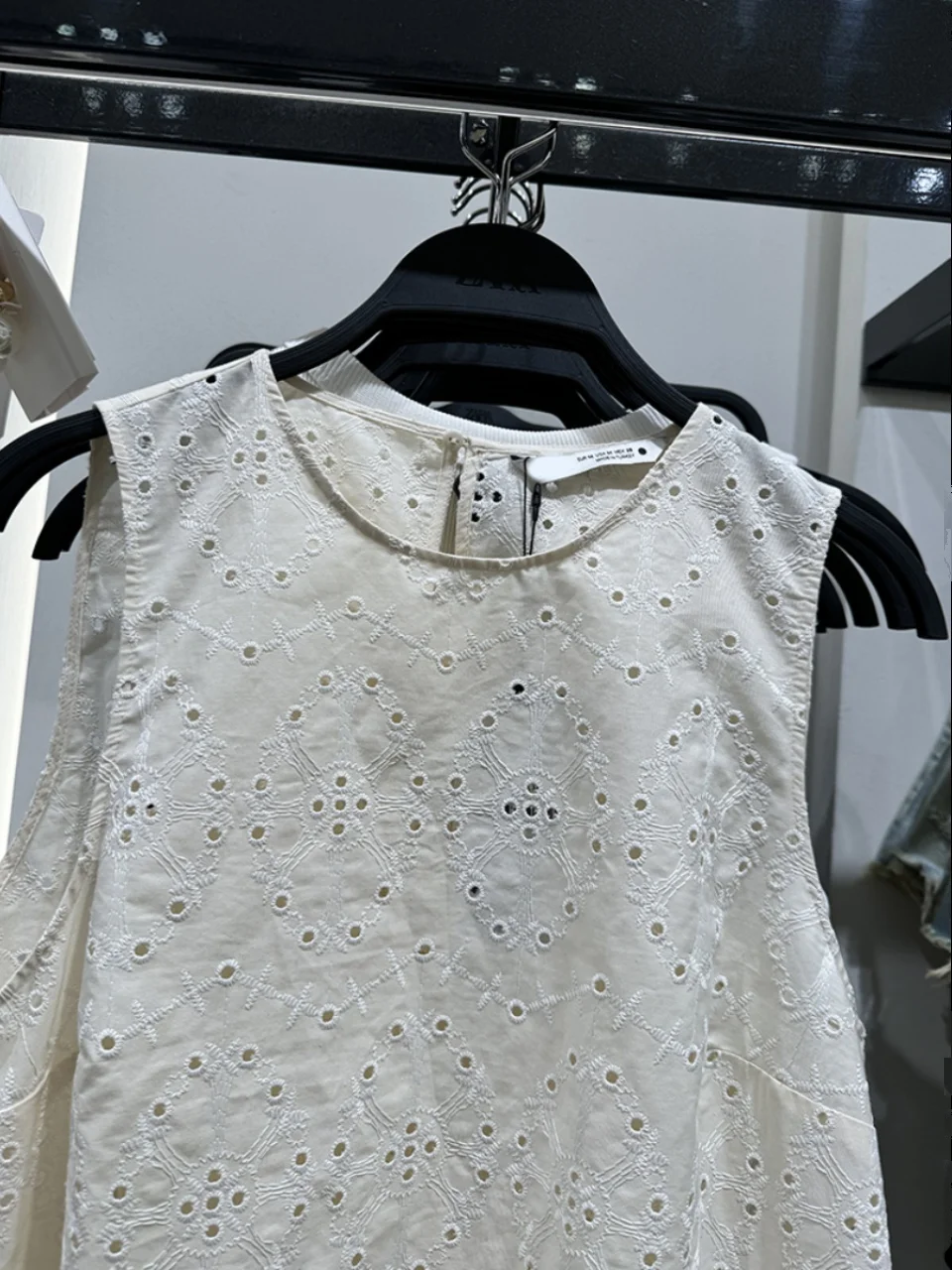 Za2024 Summer New Fashion Women's Wear Vest round Neck Sleeveless Broken Lace Embroider Tops 443724 7 |