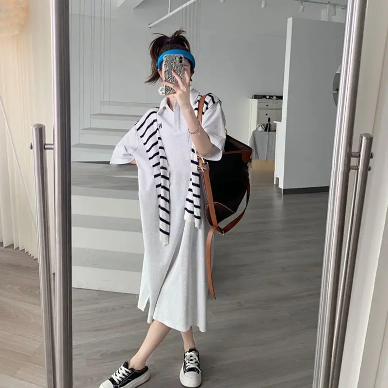 Женское платье-футболка средней длины с коротким рукавом и воротником поло 300 кг