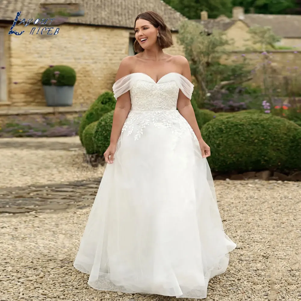 Очаровательное свадебное платье с открытыми плечами