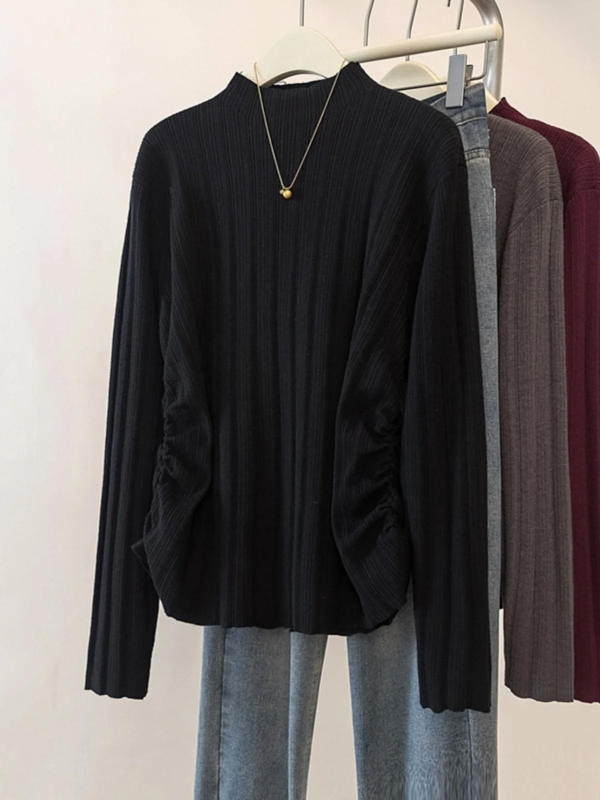 Фиолетовый вязаный свитер с полувысоким воротником и длинными рукавами женский