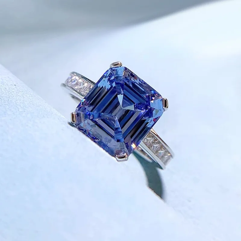 Женское кольцо из серебра 925 пробы с бриллиантами 10*11