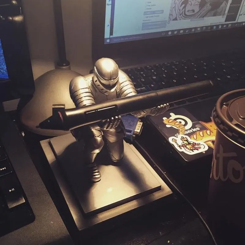 

[Funny] Creative Art Craft Executive Knight Pen Holder stand Desktop Delicacy Decoration School Supplies Stationery Penholder