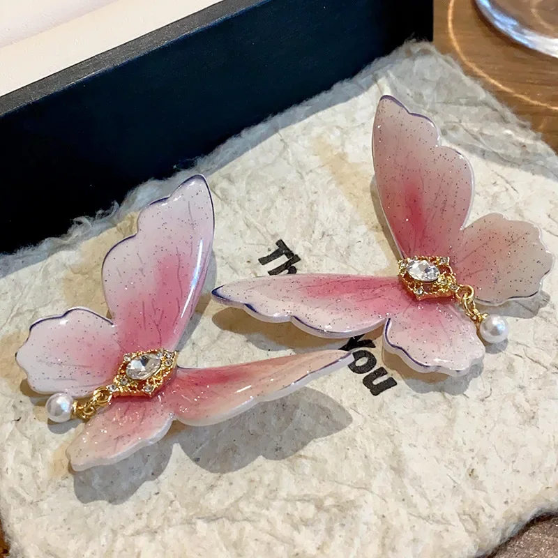 Женские акриловые серьги-гвоздики в виде бабочек