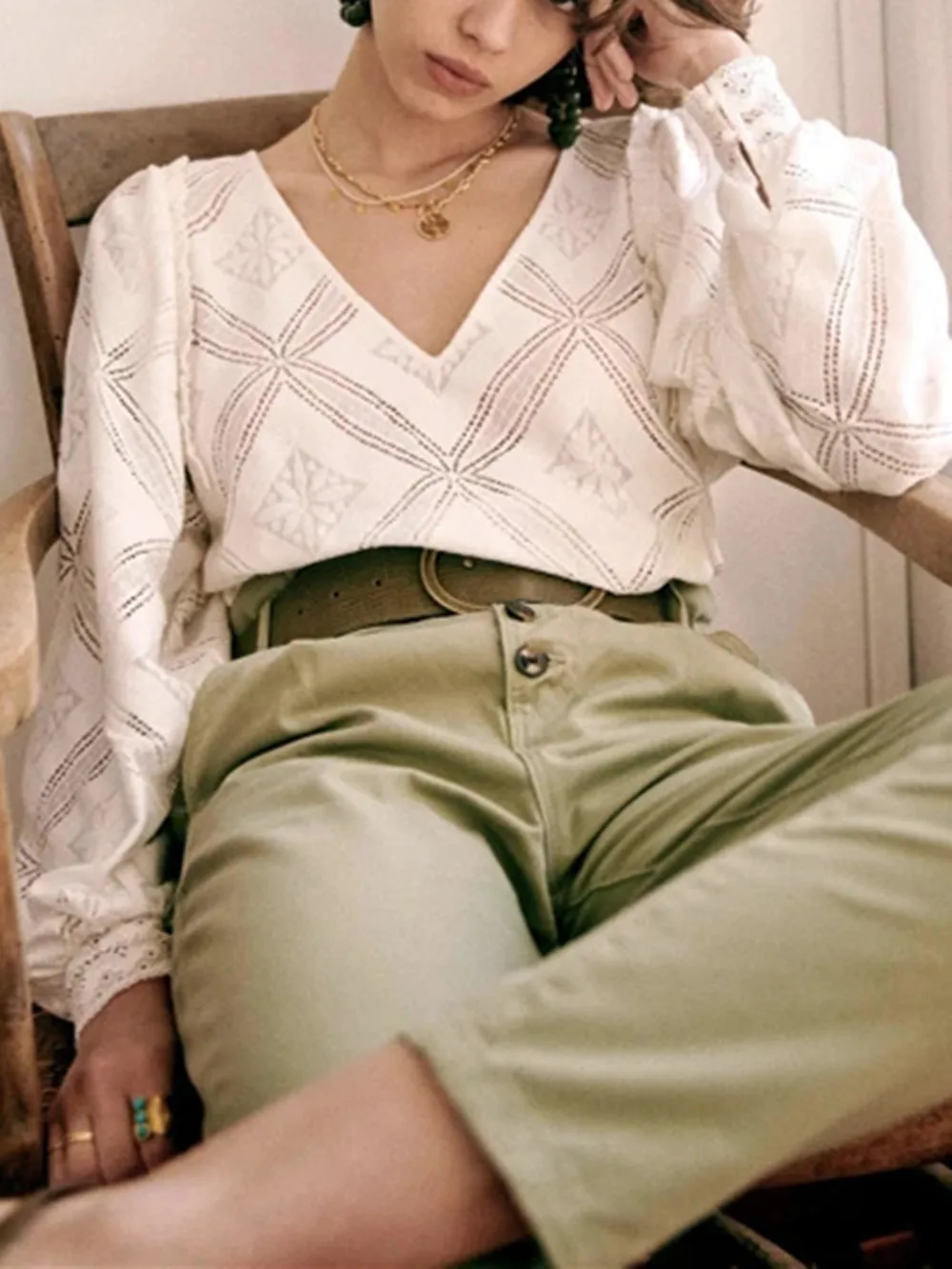 

Женская ажурная вязаная рубашка с V-образным вырезом, Весенняя элегантная белая блузка во французском стиле с оборками и рукавами-фонариками, 2023