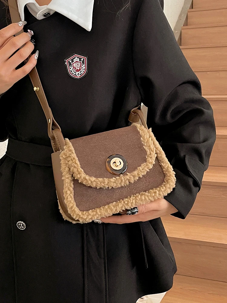 Женская матовая замшевая плюшевая сумка через плечо шикарная с замком и пряжкой