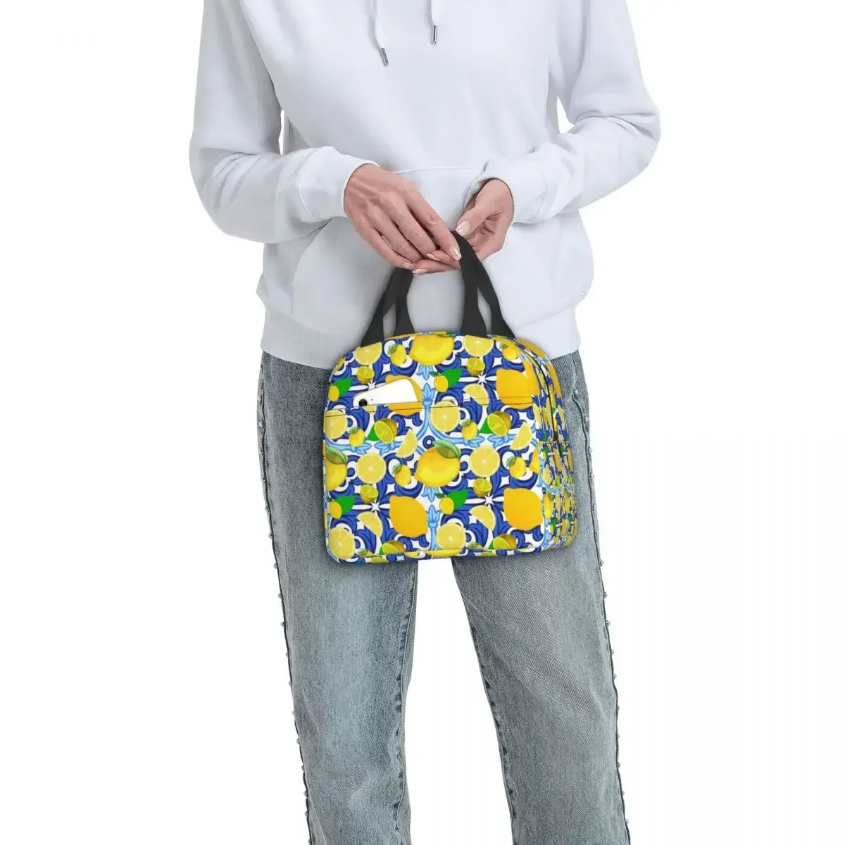 Лимон на верхней части сине-белой плитки итальянский стиль изолированный