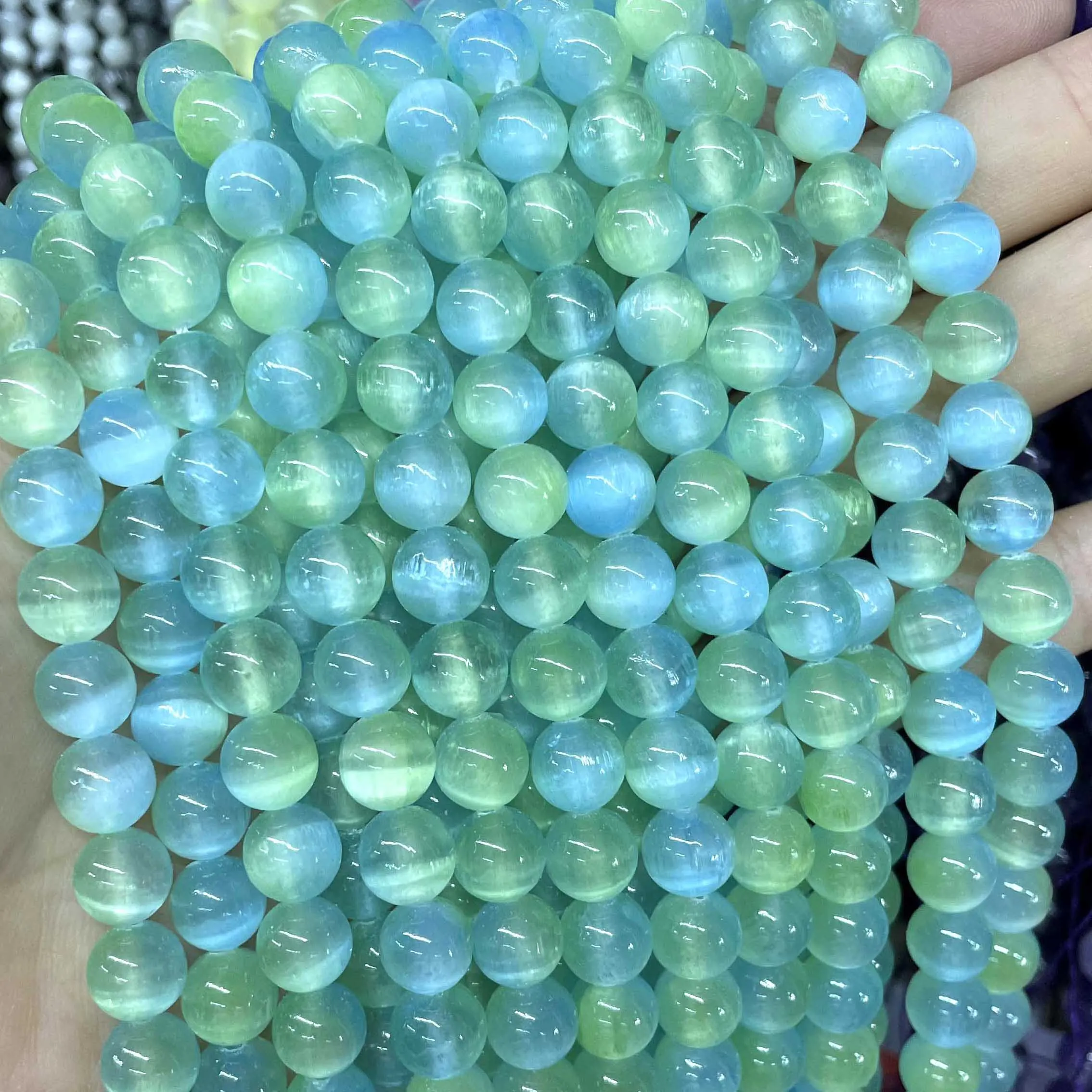 Натуральный драгоценный камень белый и розовый из селенита круглые