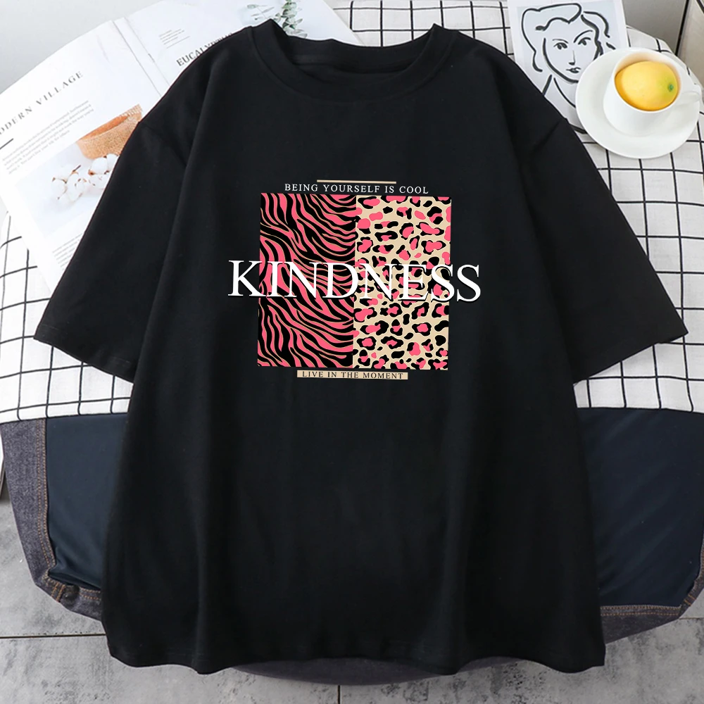 

Мужские футболки с принтом Kindness Live In The Instant, Повседневная дышащая футболка, одежда, креативные универсальные хлопковые мужские топы с корот...
