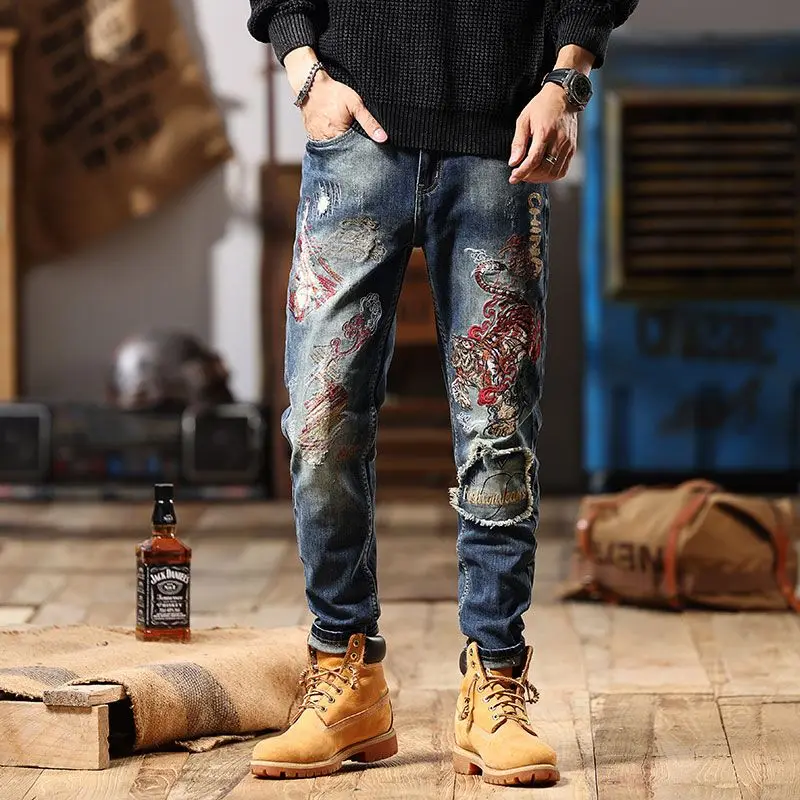 Рисунок 4 - Мужские джинсы с вышивкой тигра