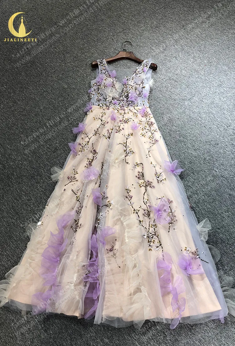 Рисунок 2 - Женское вечернее платье с V-образным вырезом