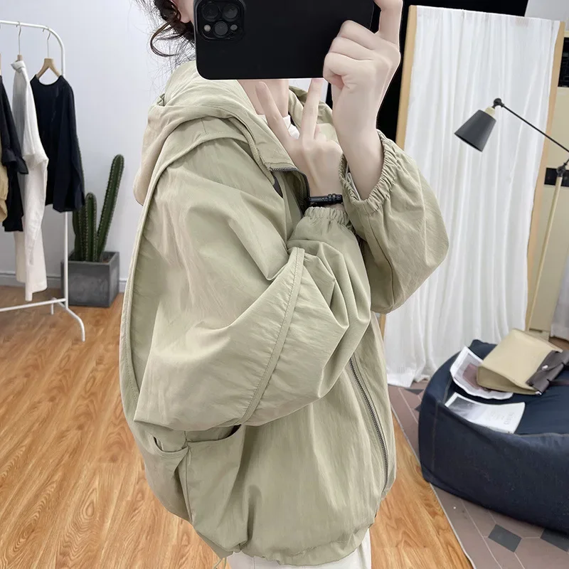 Куртка женская укороченная с воротником-стойкой и капюшоном