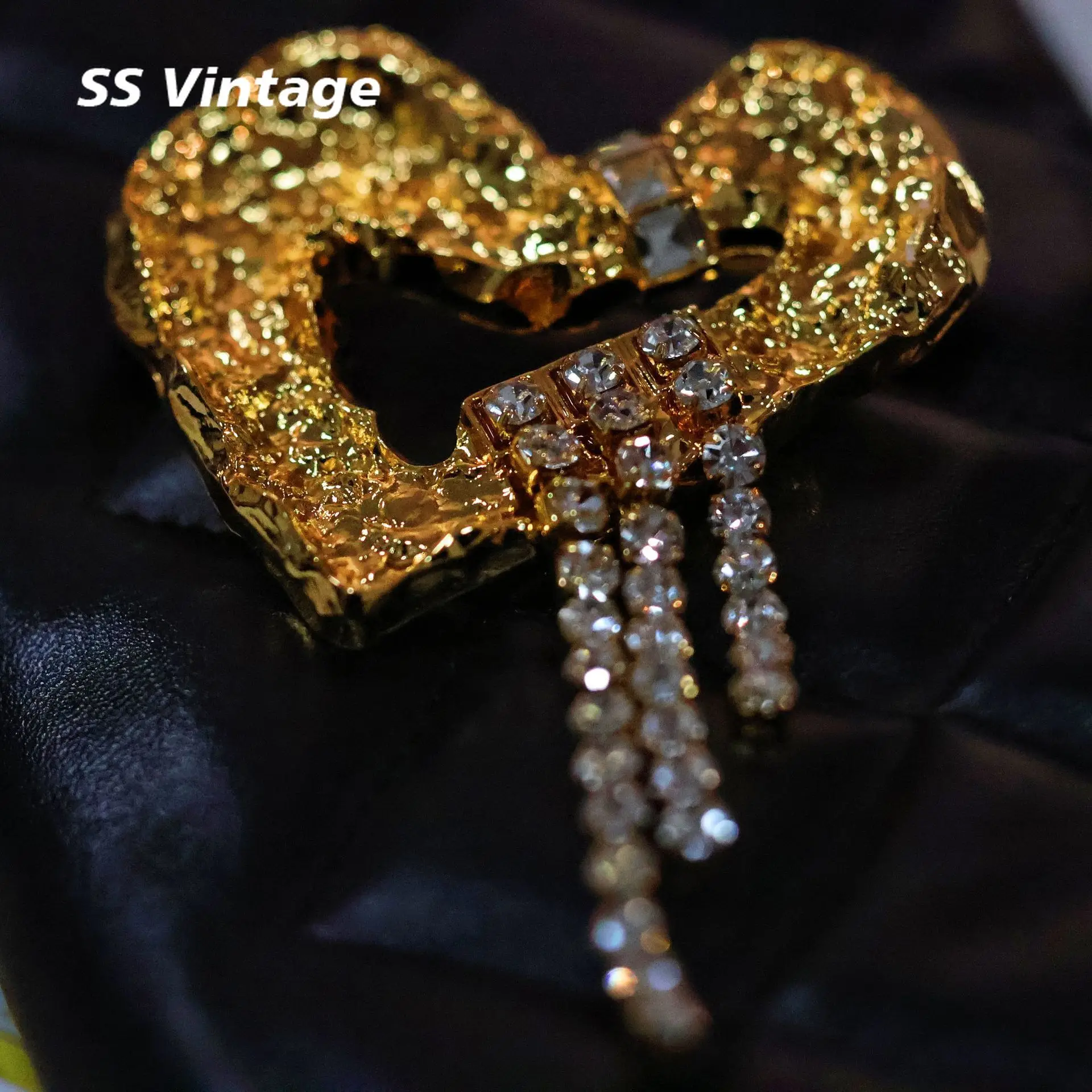 

SS Vintage Lava Heart Crystal Tassel 18K Gold Plating Brooch Woman Europe America Top Quality Jewelry Trend