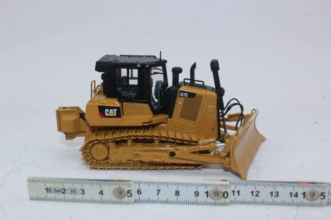 

CAT CATERPILLAR D7E TRACK TYPE TRACTOR DOZER 1/50 MODEL BY DIECAST MASTERS 85555