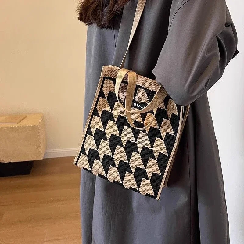 Маленькая квадратная тканая сумка в клетку с контрастной ручкой сверху модная