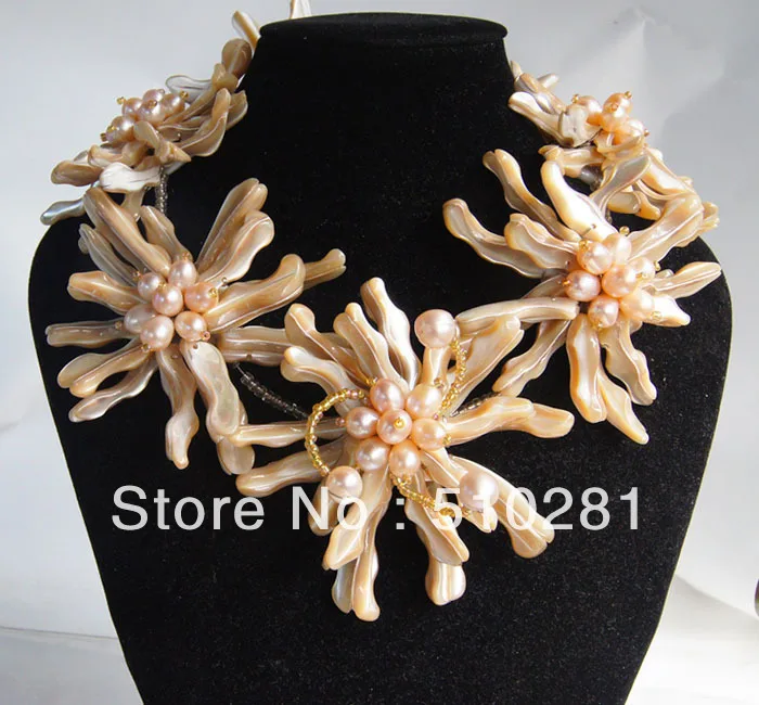 

Exquisite !!! Mother of pearl shell flower choker necklace 20"