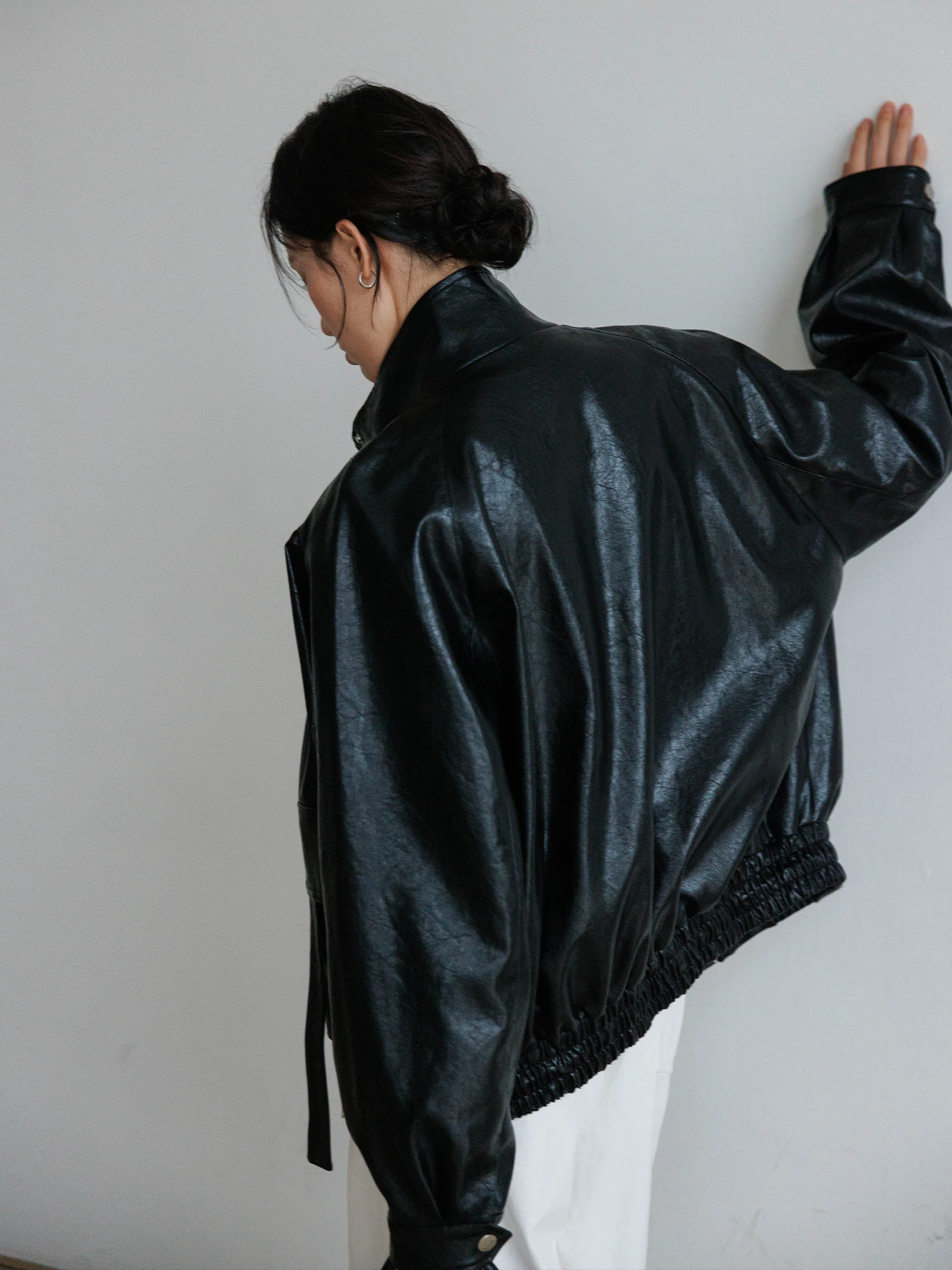 Дизайнерское свободное кожаное пальто верхняя одежда женская осень и зима 2024