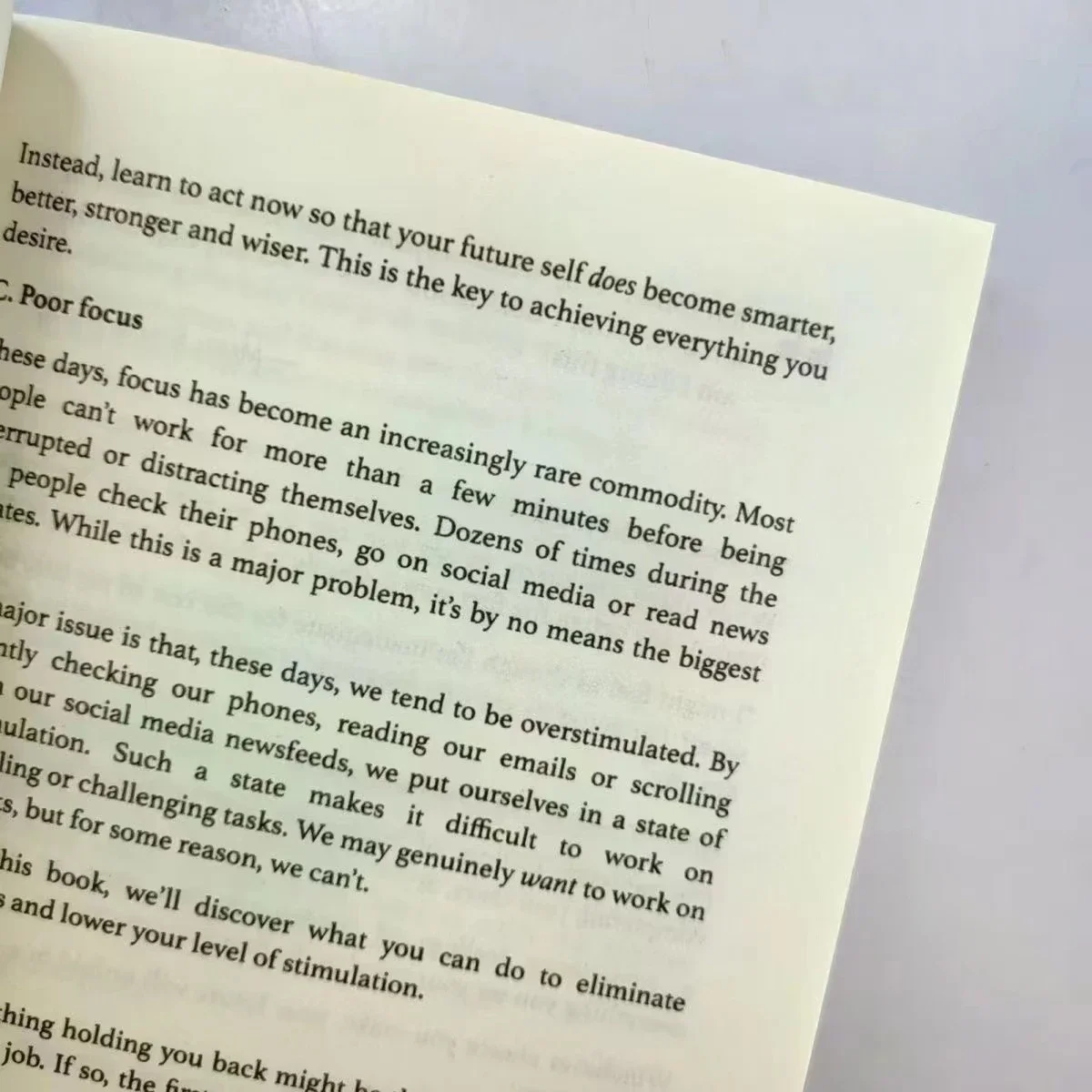 Книга с вдохновляющей литературой для управления эмоциями овластите свое время