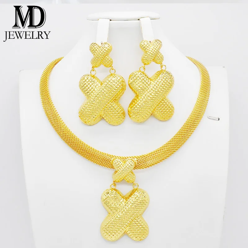 

Dubai's gorgeous gold-colour jewellery contains necklace earrings with adjustable clasp for bridal wedding wear at wedding