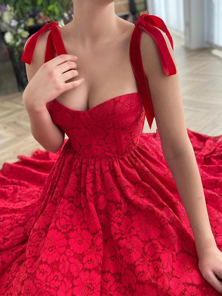 Женское кружевное платье с открытой спиной красное Хлопковое и поясом на груди