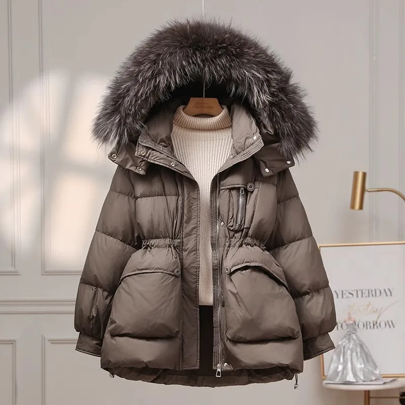 Женский пуховик средней длины с воротником из натурального меха енота