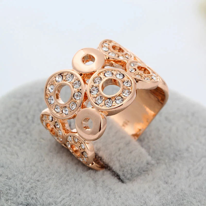 Кольцо женское розовое золото с несколькими вырезами круглые фианитами | Кольца