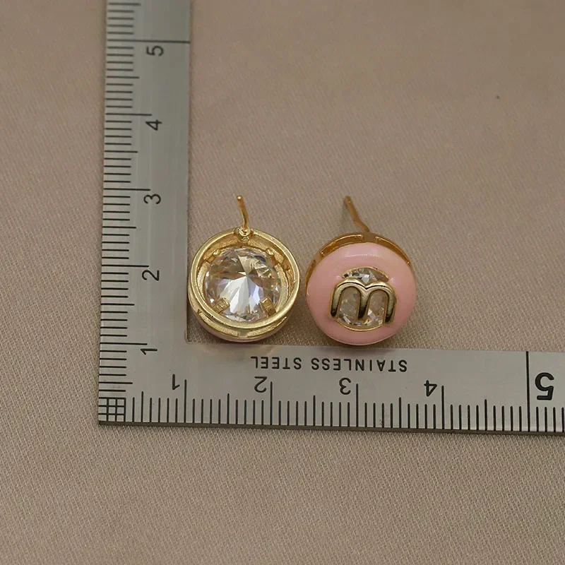 Серьги-гвоздики с кристаллами розового цвета и буквой M модные брендовые