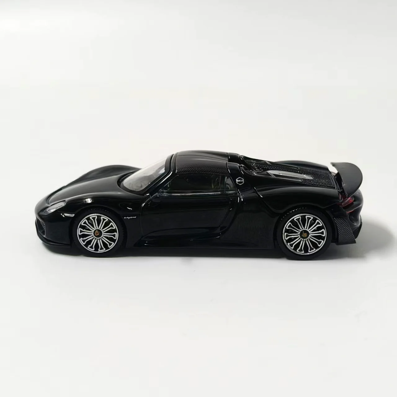 Фото Модель автомобиля Porsche 918 Spyder Convertible из литого металла в масштабе 1:64. №3