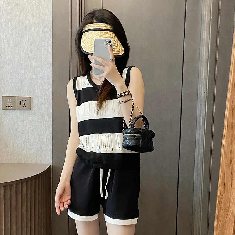 

Just Need A Small Vest Original Temperament Black and White Openwork Casual Moderate 2022 Classic Striped Sleeveless Knit Vest