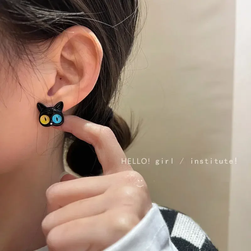 Асимметричный дизайн серьги-гвоздики премиум-класса с голубыми глазами и