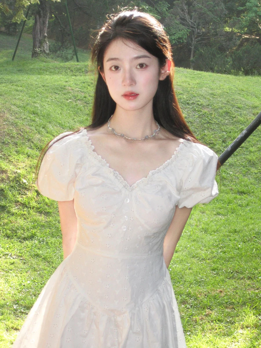 Женское летнее белое платье с V-образным вырезом