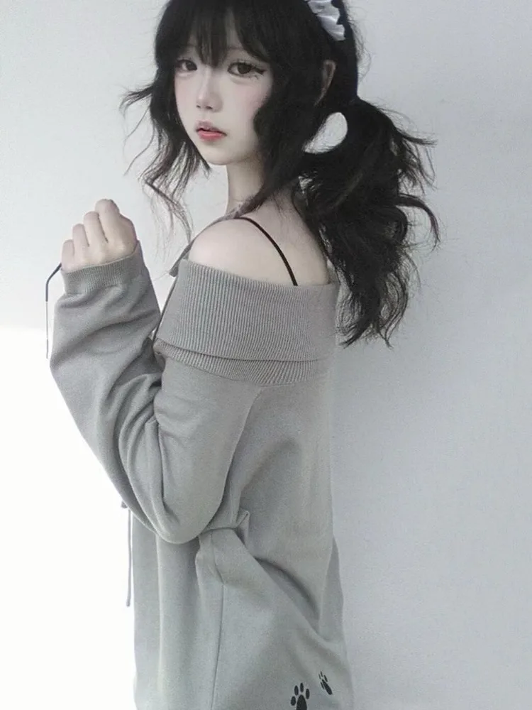 Женский вязаный пуловер с котом и воротником-лодочкой