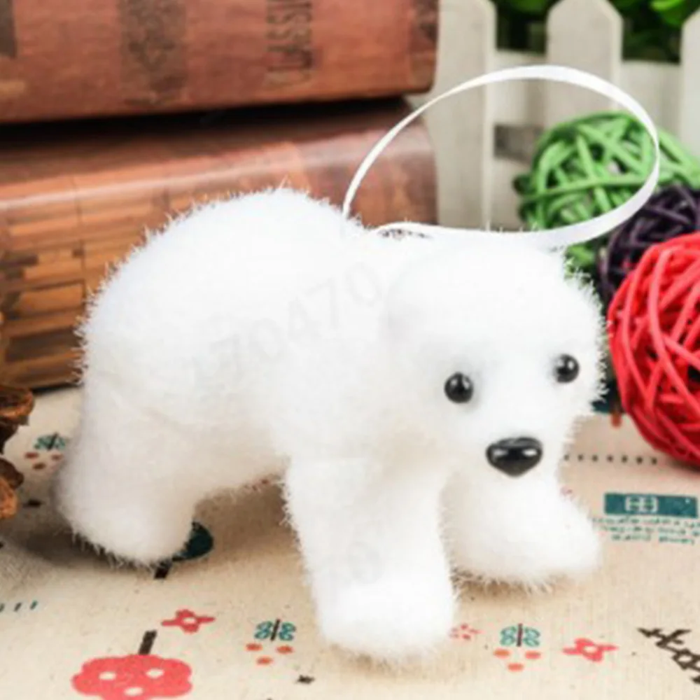 Один новогодний декор: белый медвежонок-подвеска для ёлки, поларные фигурки, наружная новогодняя декорация.