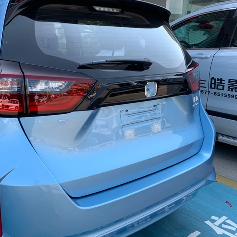 Фото Для Honda Fit Jazz GR 2020 2021 ABS пианино черное углеродное волокно задняя верхняя Крышка багажника Крышка отделка задняя дверь защитная полоса №4