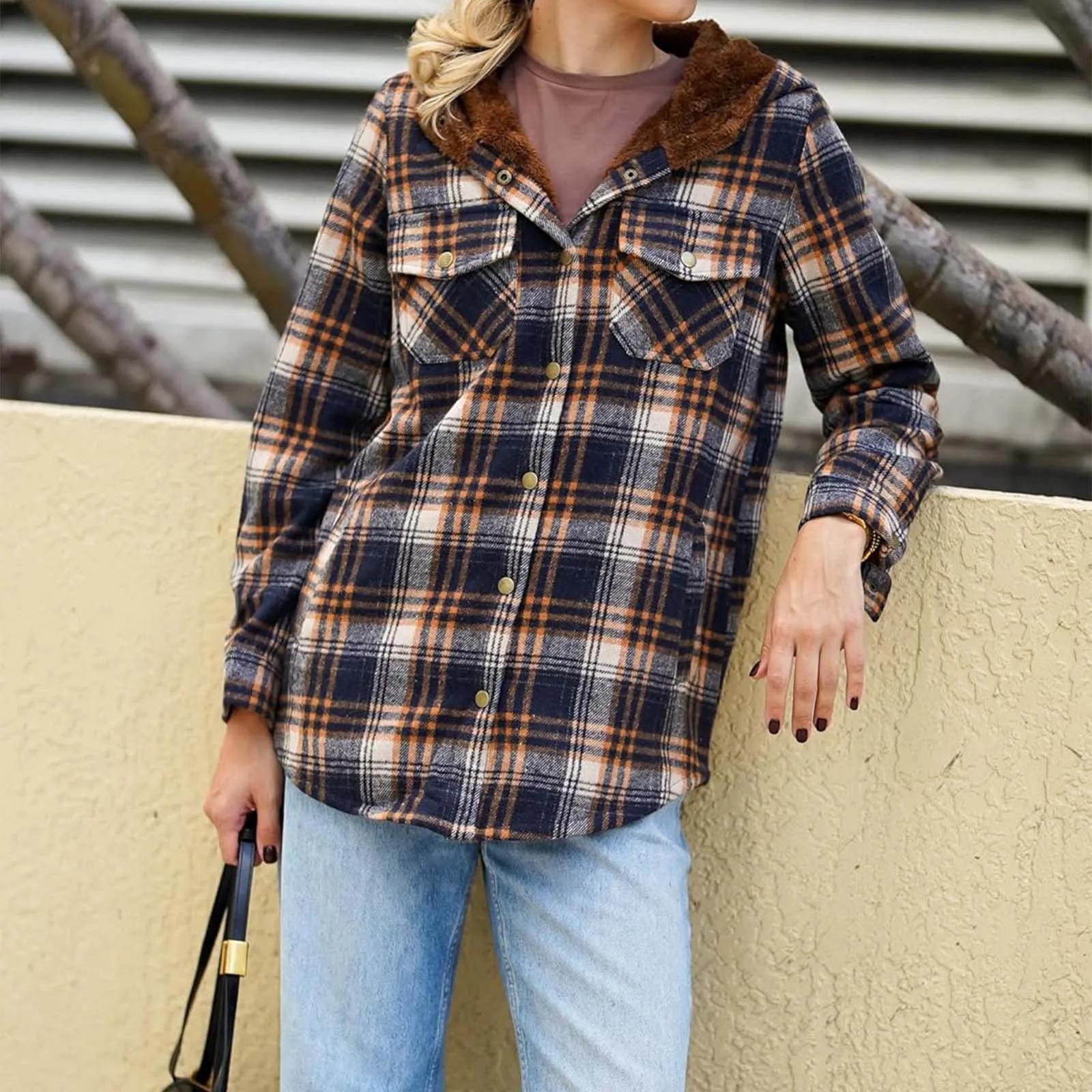 Женская клетчатая короткая куртка с длинным рукавом на пуговицах флисовой