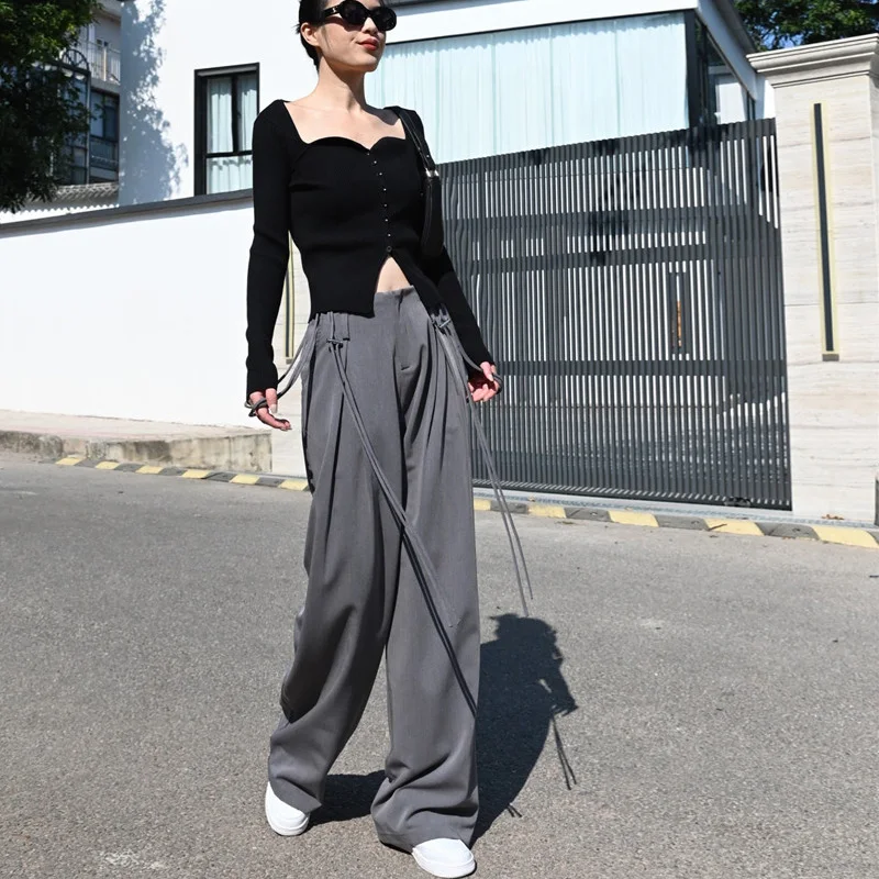 

Женские брюки с широкими штанинами и ремешками