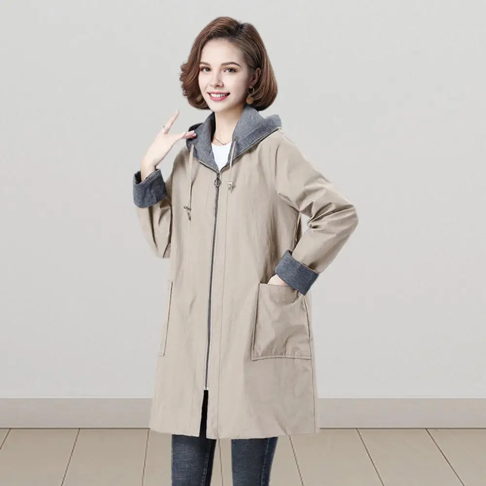 Женская ветровка с капюшоном на молнии большими карманами