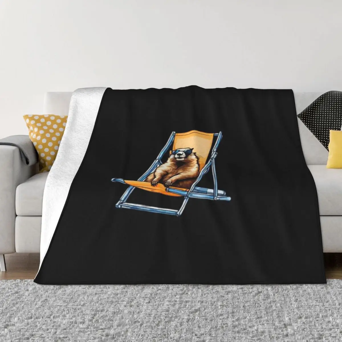 Расслабленный бабак в очках на шезлонге. Ультрамягкое одеяло из микрофлиса.