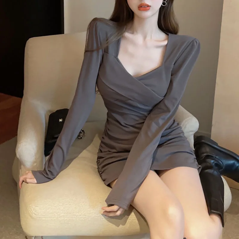 

Соблазнительные маленькие черные платья с V-образным вырезом, новинка сезона весна-осень 2023, модное повседневное облегающее мини-платье в складку с запахом на бедрах