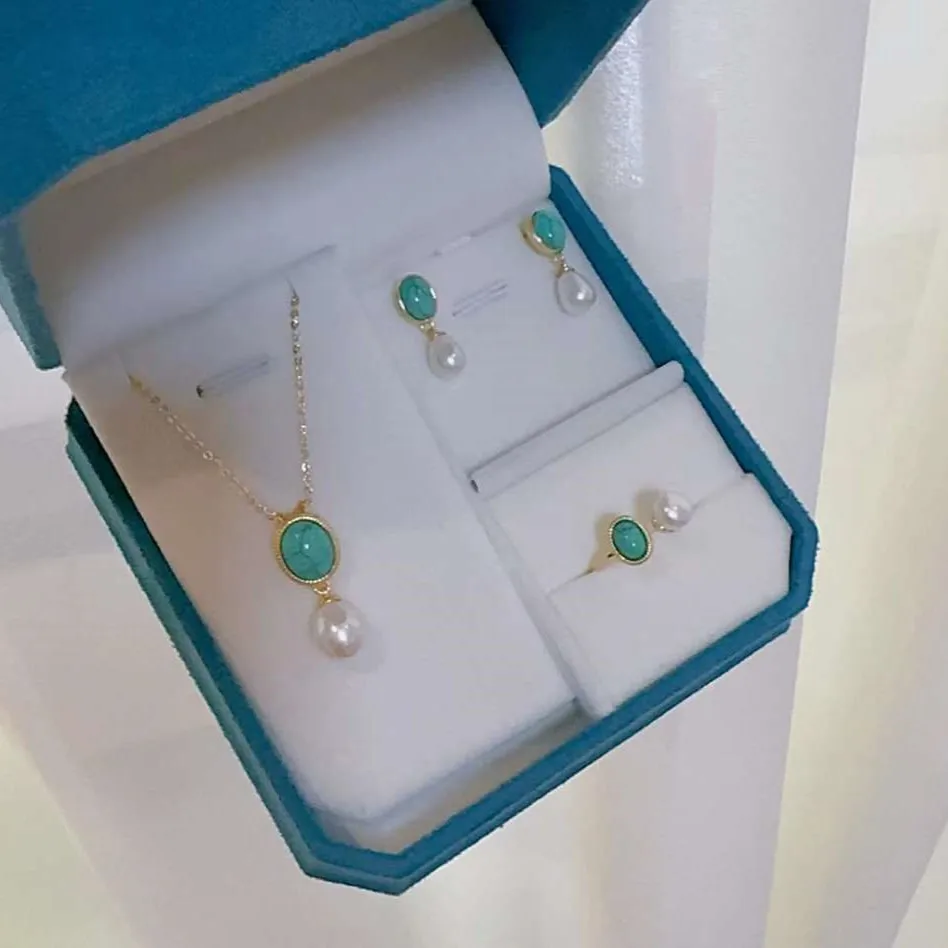 Комплект из колье серёг и кольца с натуральным жемчугом