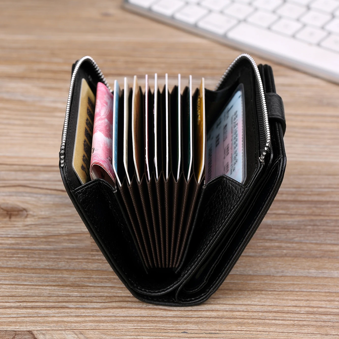 Мужской кошелек короткий из натуральной кожи с отделением для кредитных карт