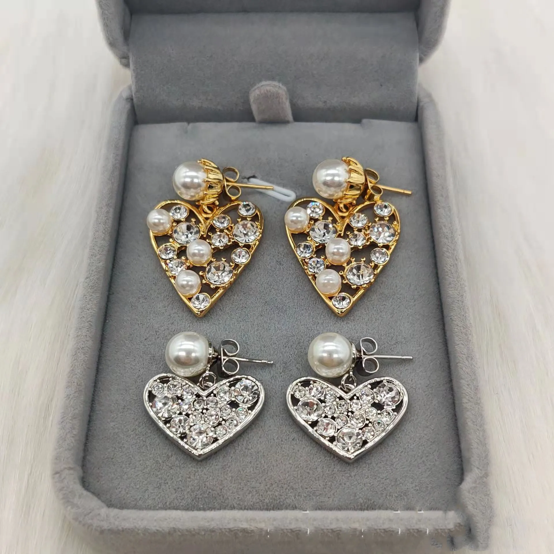 

Европейские и американские новые серьги с бриллиантами в форме сердца