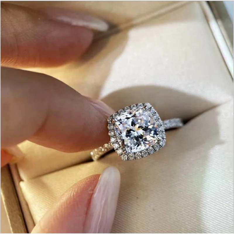 

High carbon diamond Japanese light luxury ring luxury square two-carat cushion shaped artificial diamond