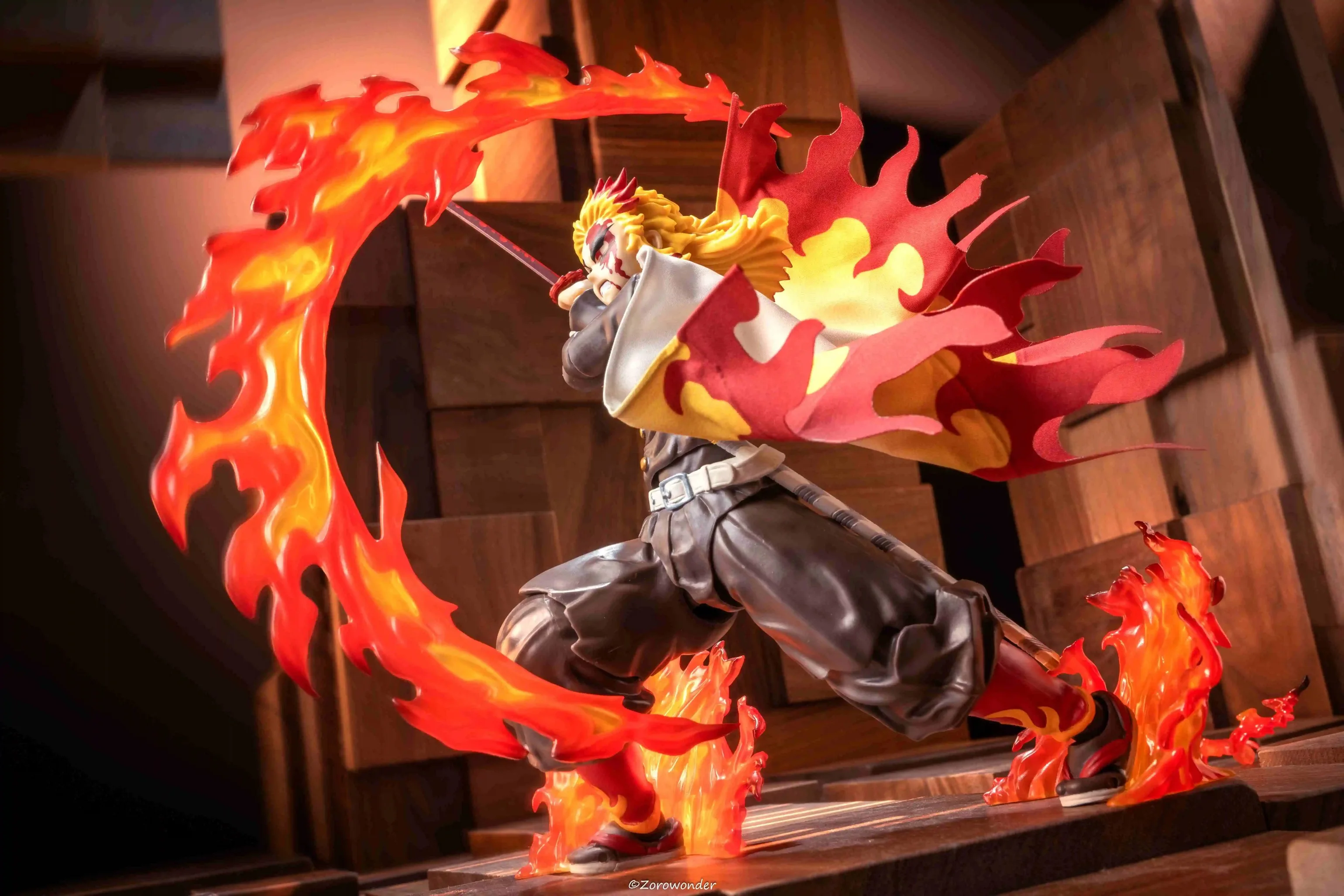 Фото Аниме-фигурка Demon Slayer SHF: плащ Кёджуро, одежда Танджиро, модель 1/12, аксессуары, встроенный каркас из проволоки, подарок №3