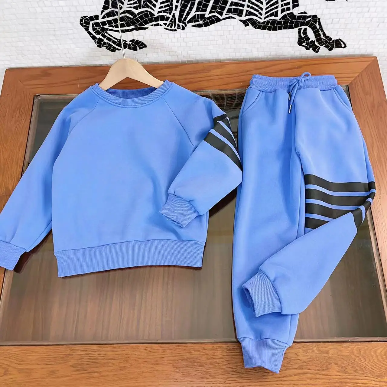 

Light and luxurious children's wear 2022 fashionable early autumn new product simple boys' college style casual sweater suit